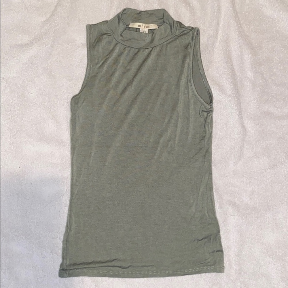 Sleeve less turtle neck blouse